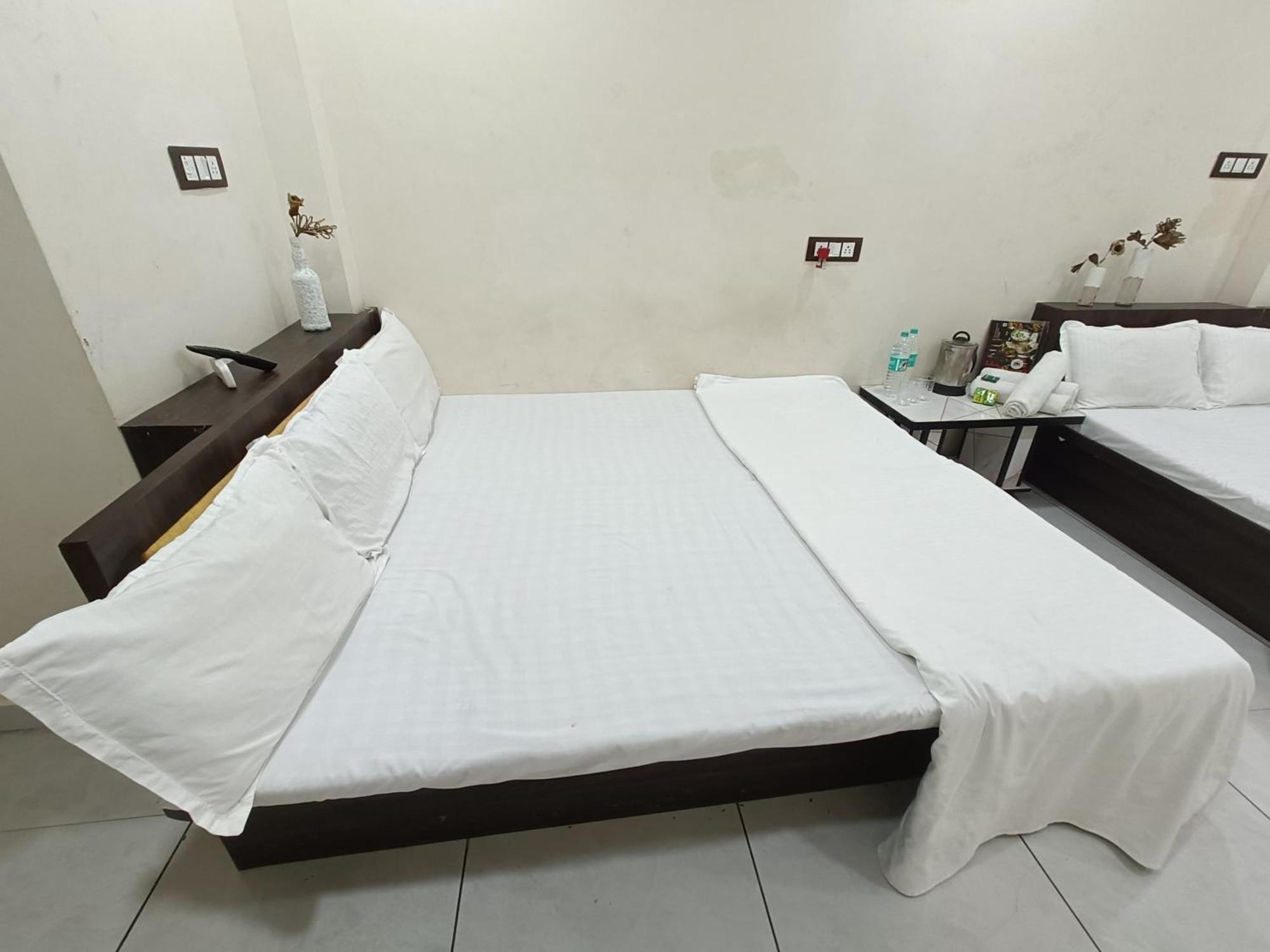 Treebo Yatri Grah Kshipra T Hotel Ujjain Eksteriør bilde
