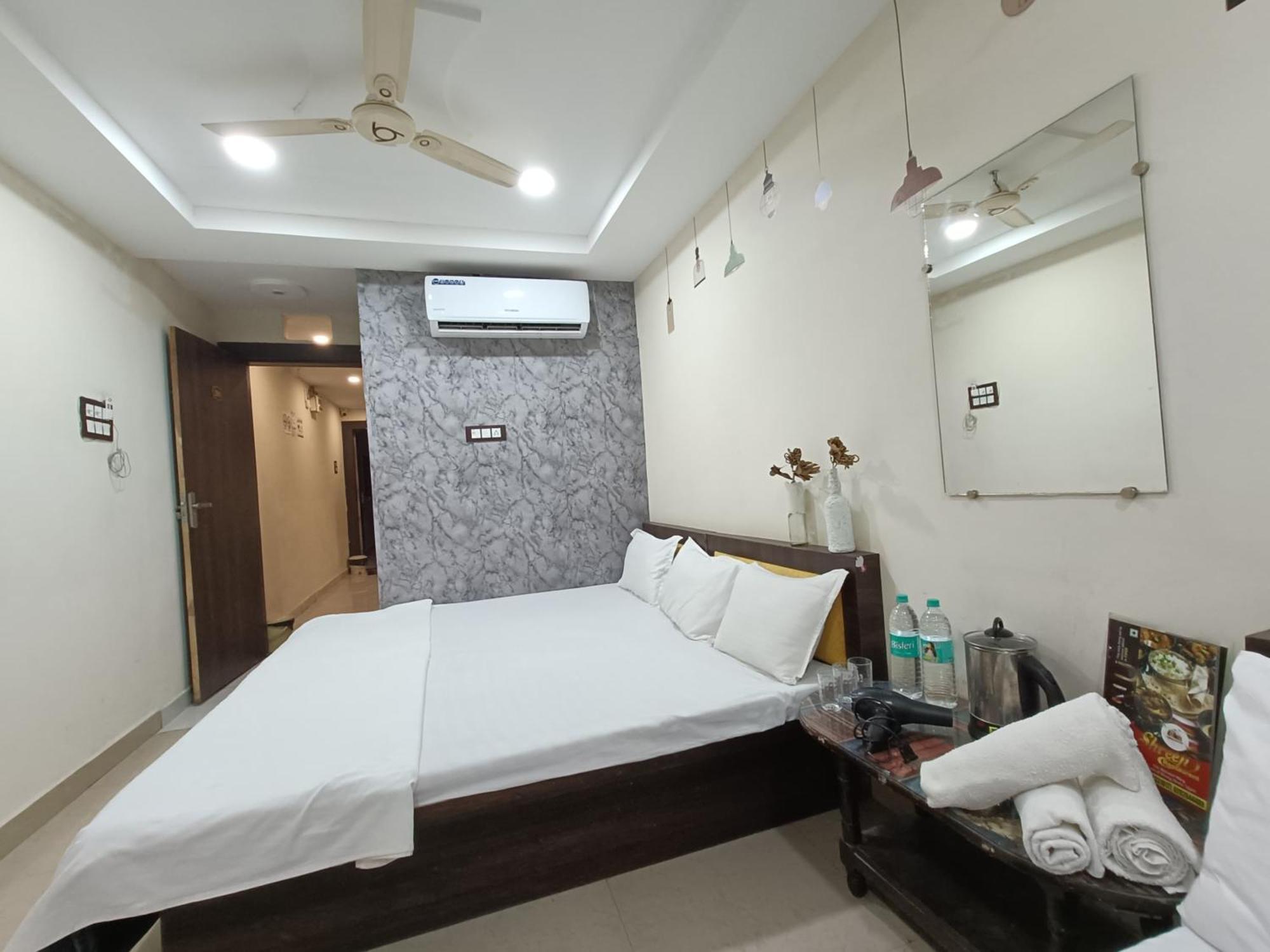 Treebo Yatri Grah Kshipra T Hotel Ujjain Eksteriør bilde